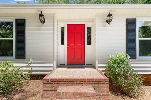 3725 Crestbrook Lane, Pfafftown, NC 27040