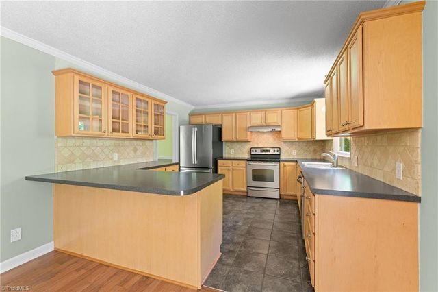 3725 Crestbrook Lane, Pfafftown, NC 27040