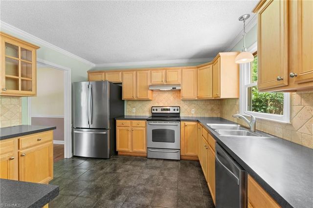 3725 Crestbrook Lane, Pfafftown, NC 27040