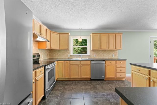 3725 Crestbrook Lane, Pfafftown, NC 27040