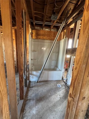 5920 Hickman Road, Des Moines, IA 50322