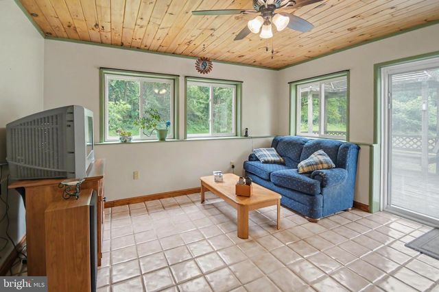 2016 ADAMS RD, East Greenville, PA 18041