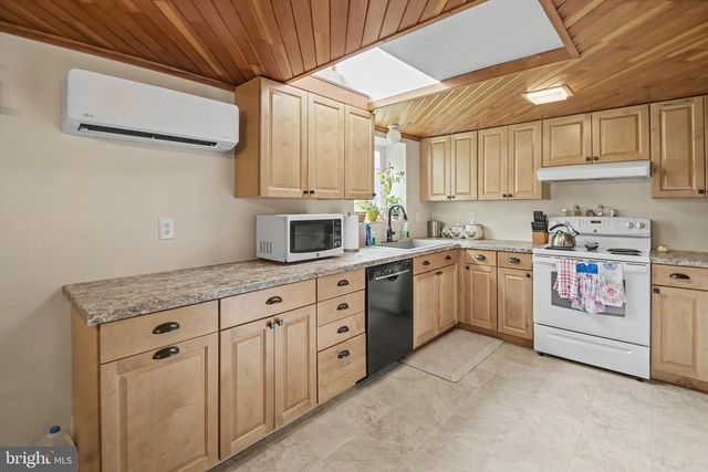 2016 ADAMS RD, East Greenville, PA 18041