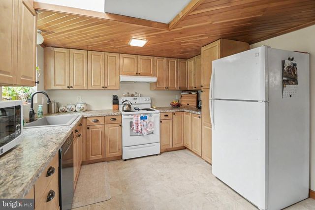 2016 ADAMS RD, East Greenville, PA 18041