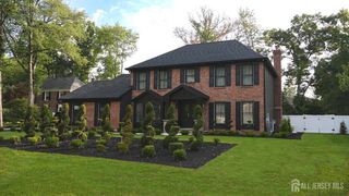 9 Wood Lake Court, North Brunswick, NJ 08902