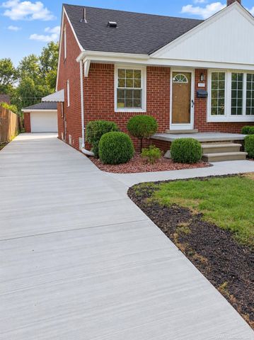 7820 Buckingham Avenue, Allen Park, MI 48101