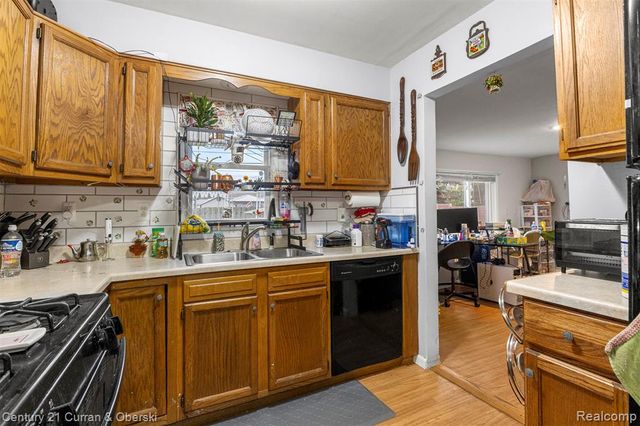 1827 Cleophus Pkwy, Lincoln Park, MI 48146