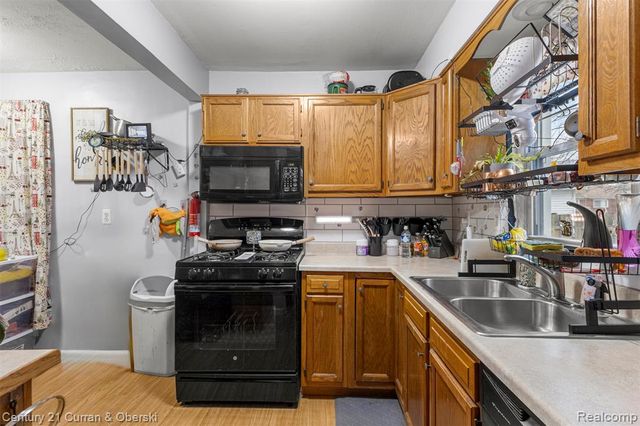 1827 Cleophus Pkwy, Lincoln Park, MI 48146