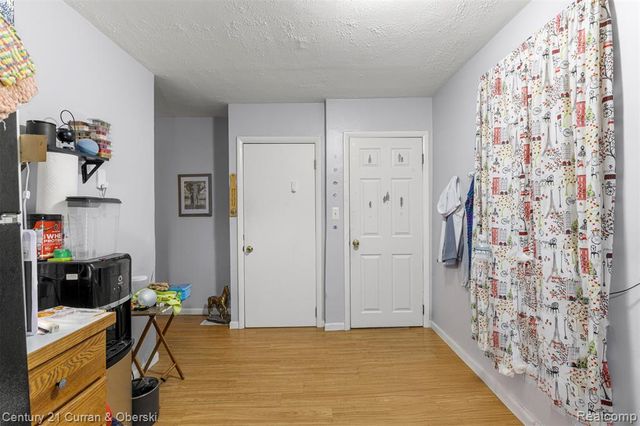 1827 Cleophus Pkwy, Lincoln Park, MI 48146