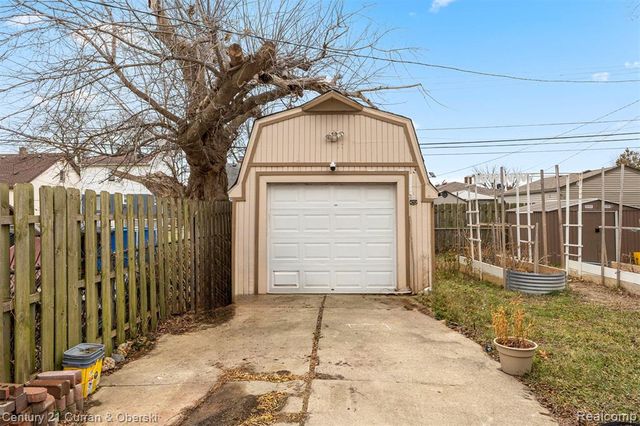 1827 Cleophus Pkwy, Lincoln Park, MI 48146