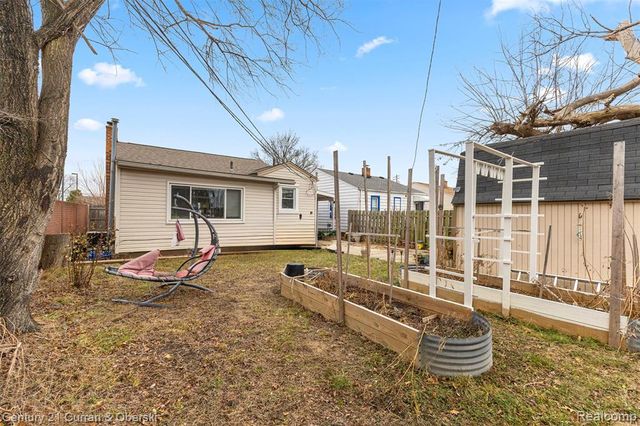 1827 Cleophus Pkwy, Lincoln Park, MI 48146