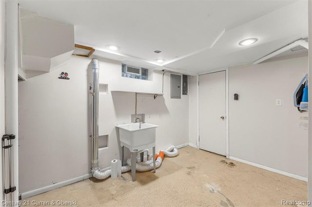 1827 Cleophus Pkwy, Lincoln Park, MI 48146