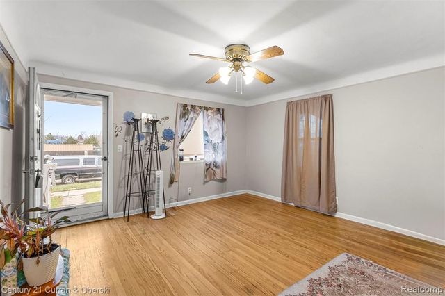 1827 Cleophus Pkwy, Lincoln Park, MI 48146