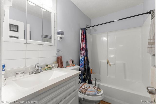 1827 Cleophus Pkwy, Lincoln Park, MI 48146