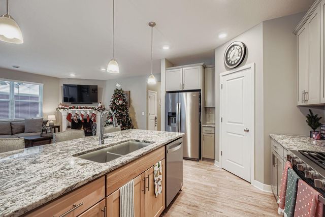 13627 Applewood Trail, Rosemount, MN 55068