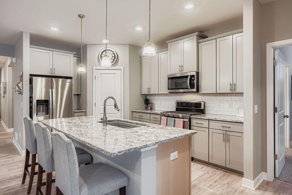 13627 Applewood Trail, Rosemount, MN 55068