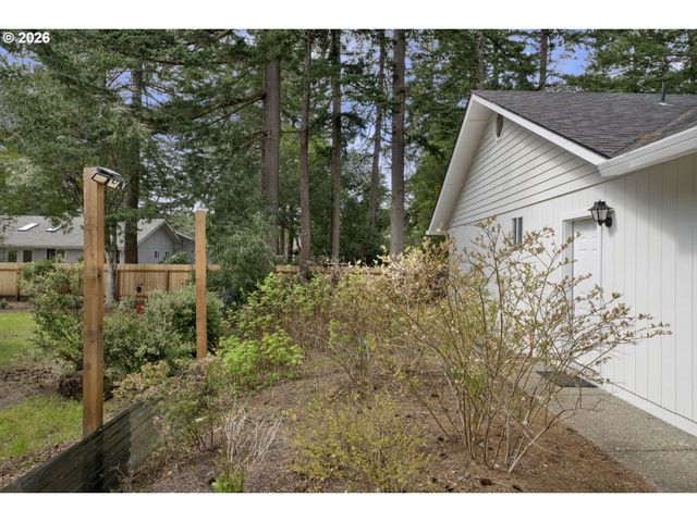 2191 WILLOW St, Florence, OR 97439