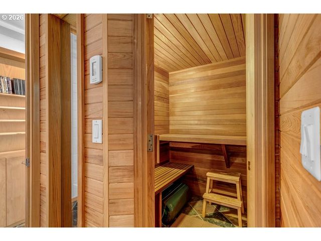 18978 Sw ARROWWOOD Ave, Lake Oswego, OR 97035