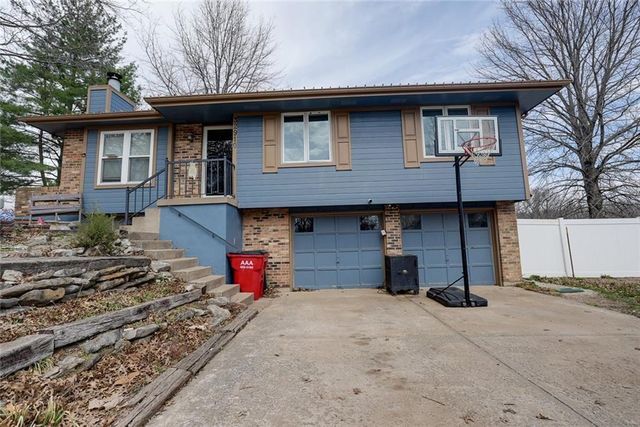 32910 E Oak Hill School Road, Oak Grove, MO 64075