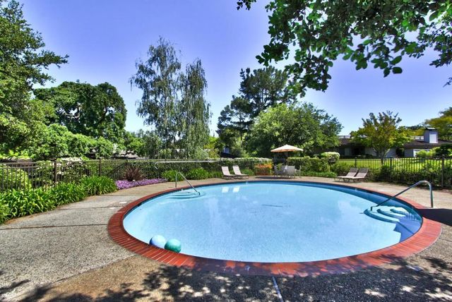 6 Bay Tree, Los Altos, CA 94022