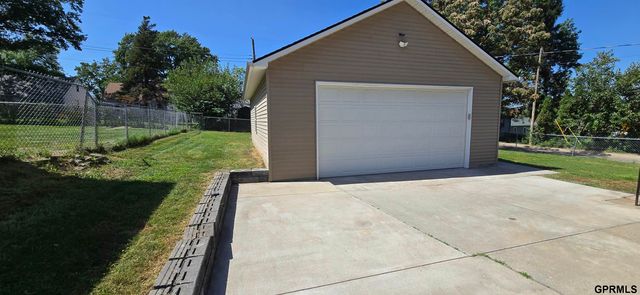3958 N 53 Street, Omaha, NE 68104