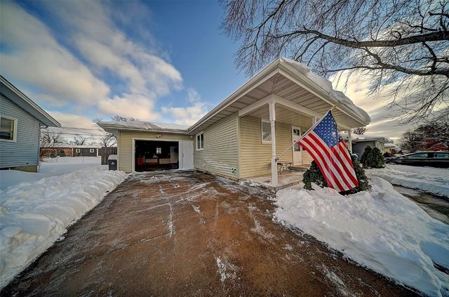 2401 Victoria Drive SW, Cedar Rapids, IA 52404