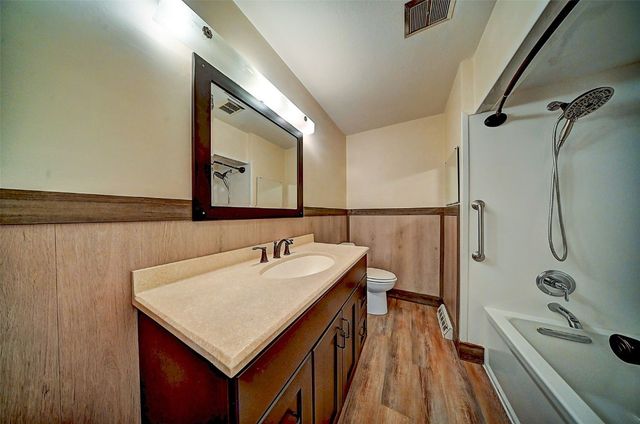 2401 Victoria Drive SW, Cedar Rapids, IA 52404