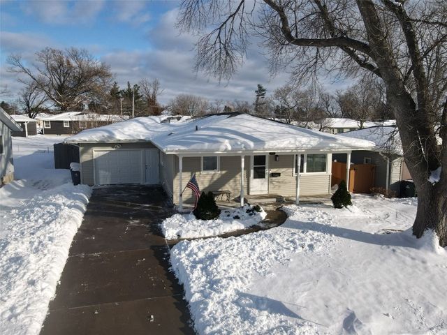 2401 Victoria Drive SW, Cedar Rapids, IA 52404