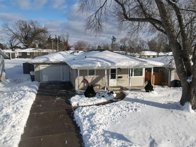 2401 Victoria Drive SW, Cedar Rapids, IA 52404