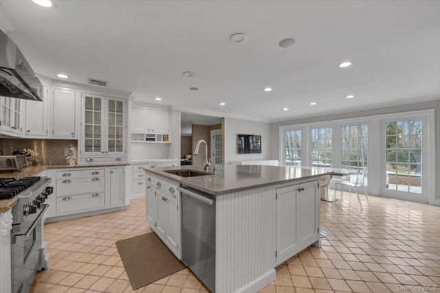 32 Old House Lane, Sands Point, NY 11050