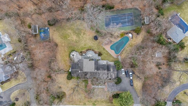 32 Old House Lane, Sands Point, NY 11050