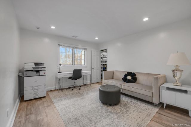 32 Old House Lane, Sands Point, NY 11050