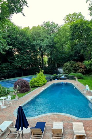32 Old House Lane, Sands Point, NY 11050