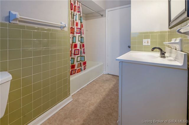 212 Village Pine Drive, New Albany, IN 47150