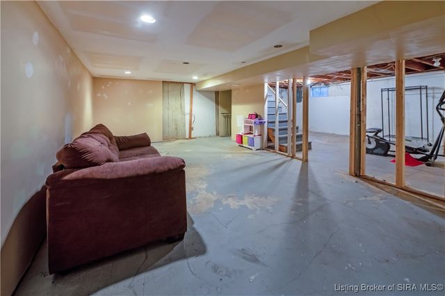 212 Village Pine Drive, New Albany, IN 47150