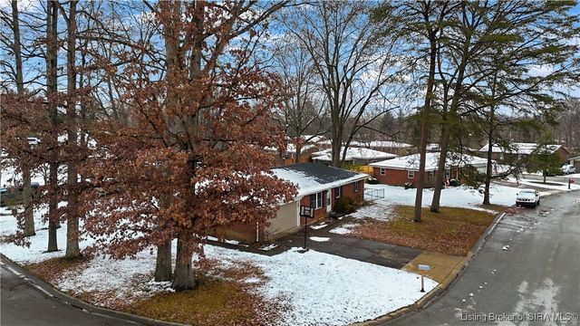 212 Village Pine Drive, New Albany, IN 47150