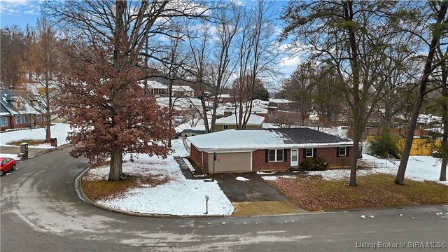 212 Village Pine Drive, New Albany, IN 47150