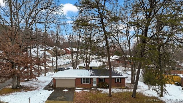 212 Village Pine Drive, New Albany, IN 47150