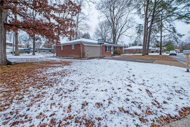 212 Village Pine Drive, New Albany, IN 47150