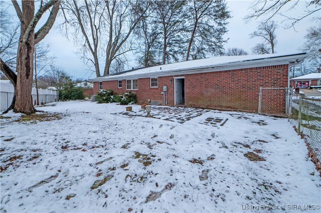 212 Village Pine Drive, New Albany, IN 47150