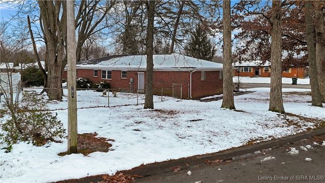 212 Village Pine Drive, New Albany, IN 47150