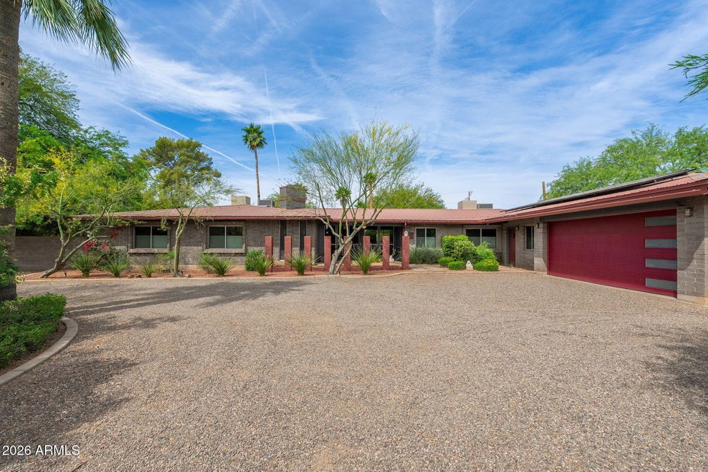 Image 3 of property listing at 13208 N Hayden Road, Scottsdale, AZ 85260
