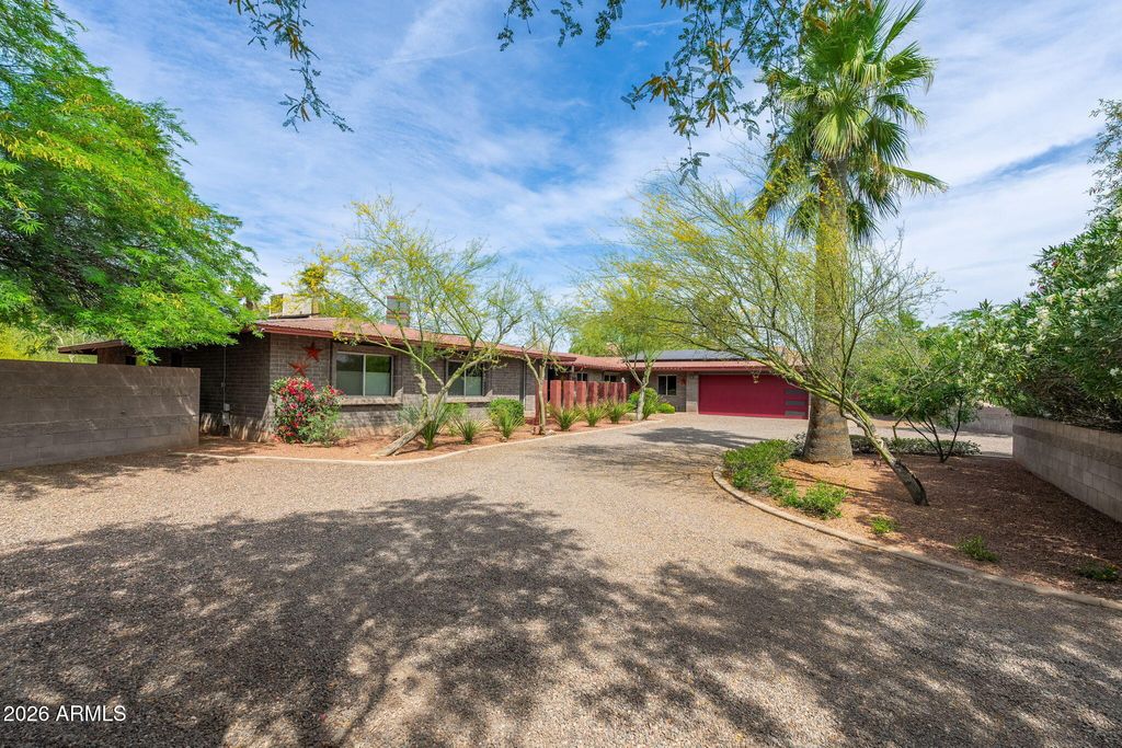 Image 4 of property listing at 13208 N Hayden Road, Scottsdale, AZ 85260