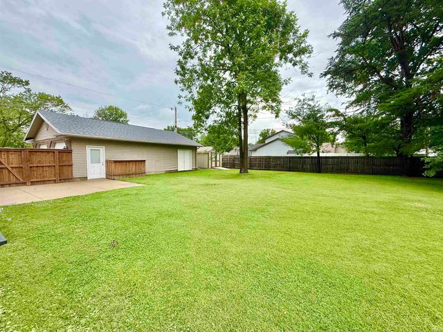 3100 Lake Drive, Evansville, IN 47711