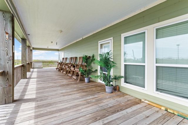 907 Thompson Drive, Gilchrist, TX 77617