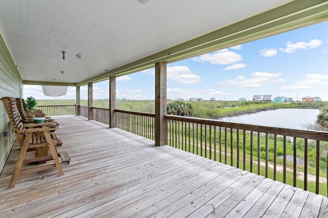 907 Thompson Drive, Gilchrist, TX 77617