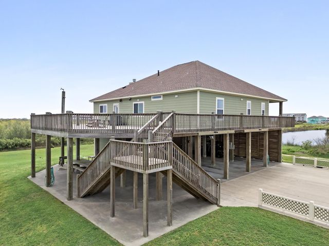 907 Thompson Drive, Gilchrist, TX 77617