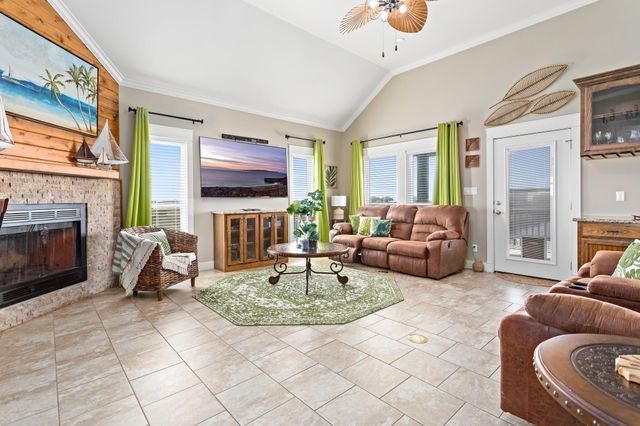 907 Thompson Drive, Gilchrist, TX 77617