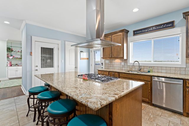 907 Thompson Drive, Gilchrist, TX 77617