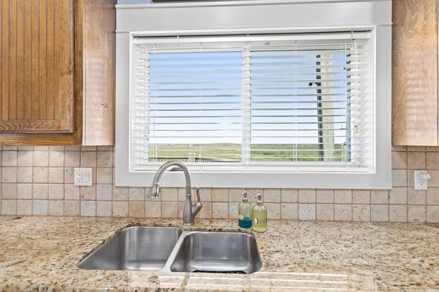 907 Thompson Drive, Gilchrist, TX 77617